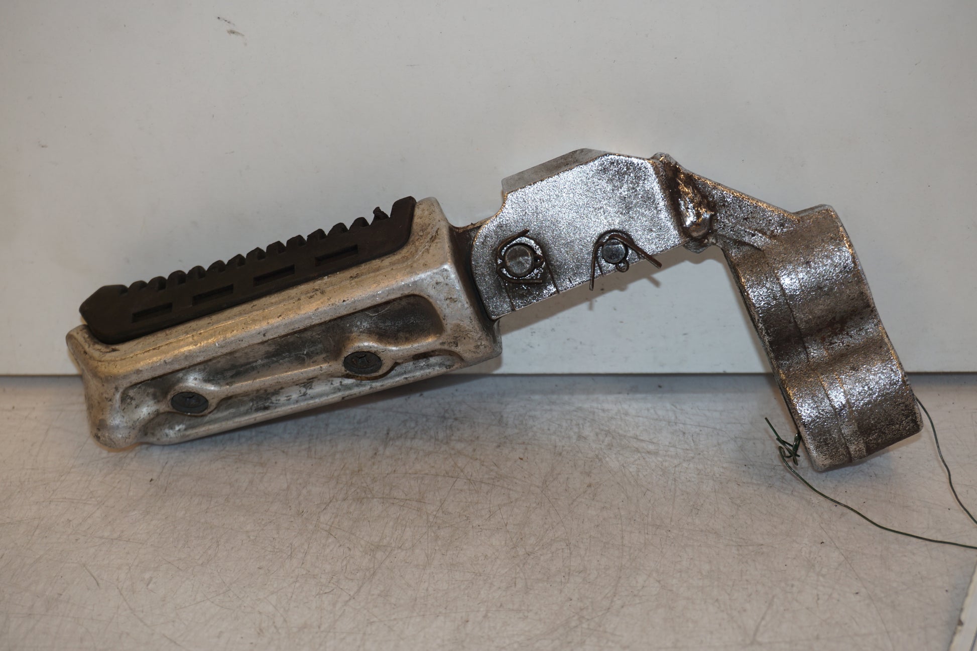 Baksidan på Fotpinne från en Suzuki GSX 1100 EF -1984 motorcykel.