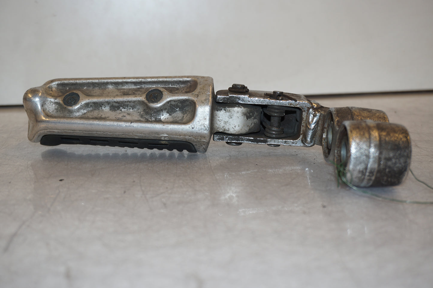 Vänster sida på Fotpinne från en Suzuki GSX 1100 EF -1984 motorcykel.