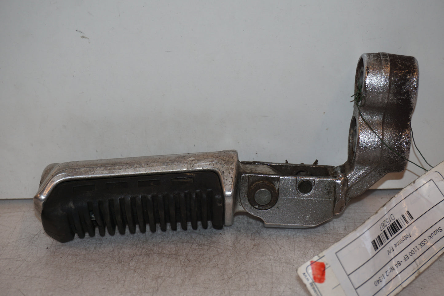 Snett nerifrån på Fotpinne från en Suzuki GSX 1100 EF -1984 motorcykel.