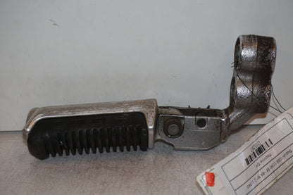 Snett nerifrån på Fotpinne från en Suzuki GSX 1100 EF -1984 motorcykel.