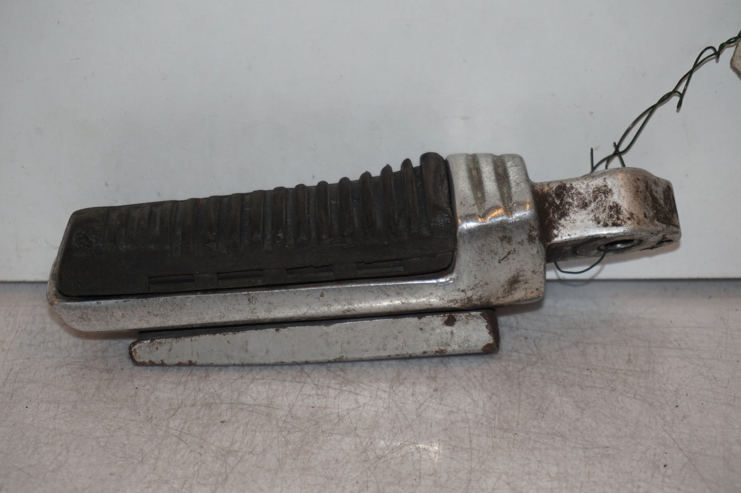 Framsidan på Fotpinne från en Suzuki GSX 1100 F -1990 motorcykel.