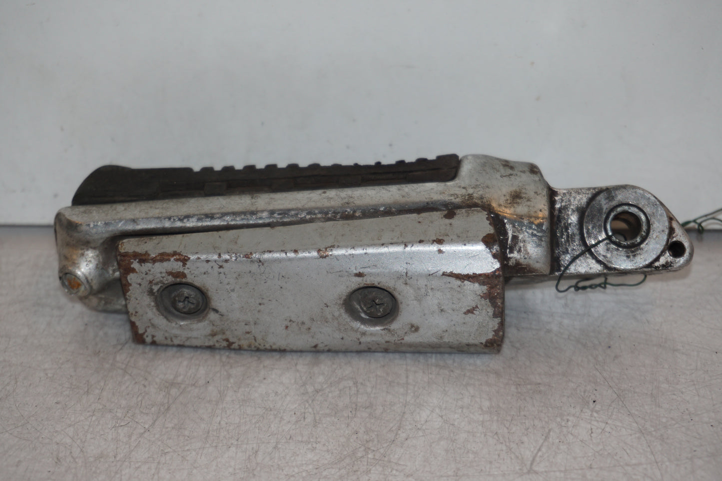 Baksidan på Fotpinne från en Suzuki GSX 1100 F -1990 motorcykel.