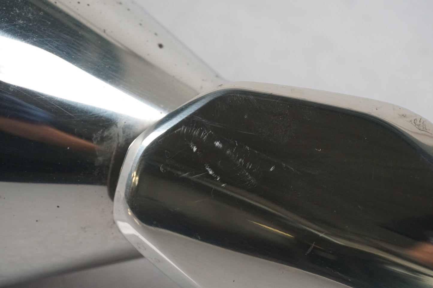 Höger sida på Ljuddämpare från en Yamaha FJR 1300 -2013 motorcykel.