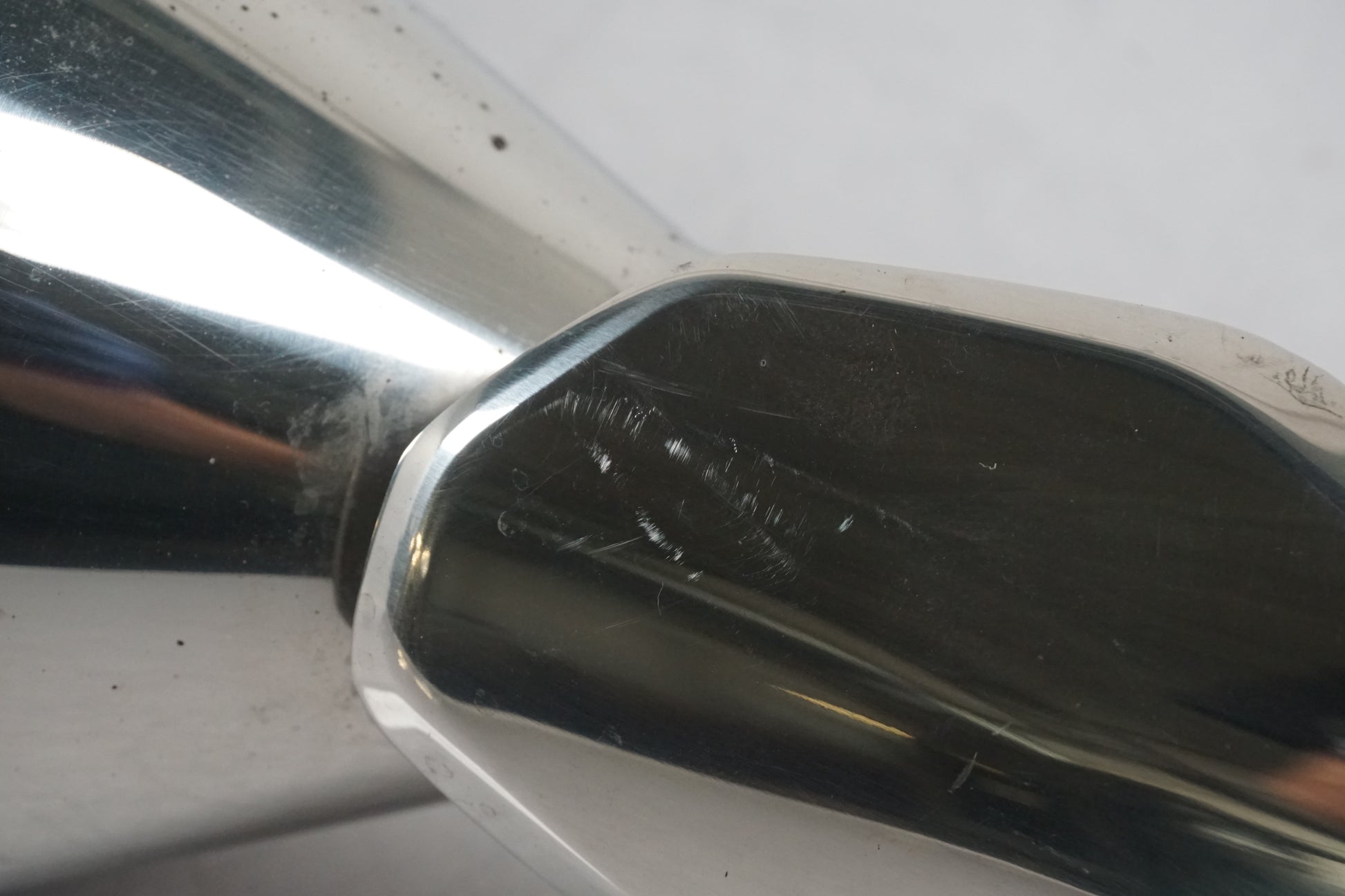 Höger sida på Ljuddämpare från en Yamaha FJR 1300 -2013 motorcykel.