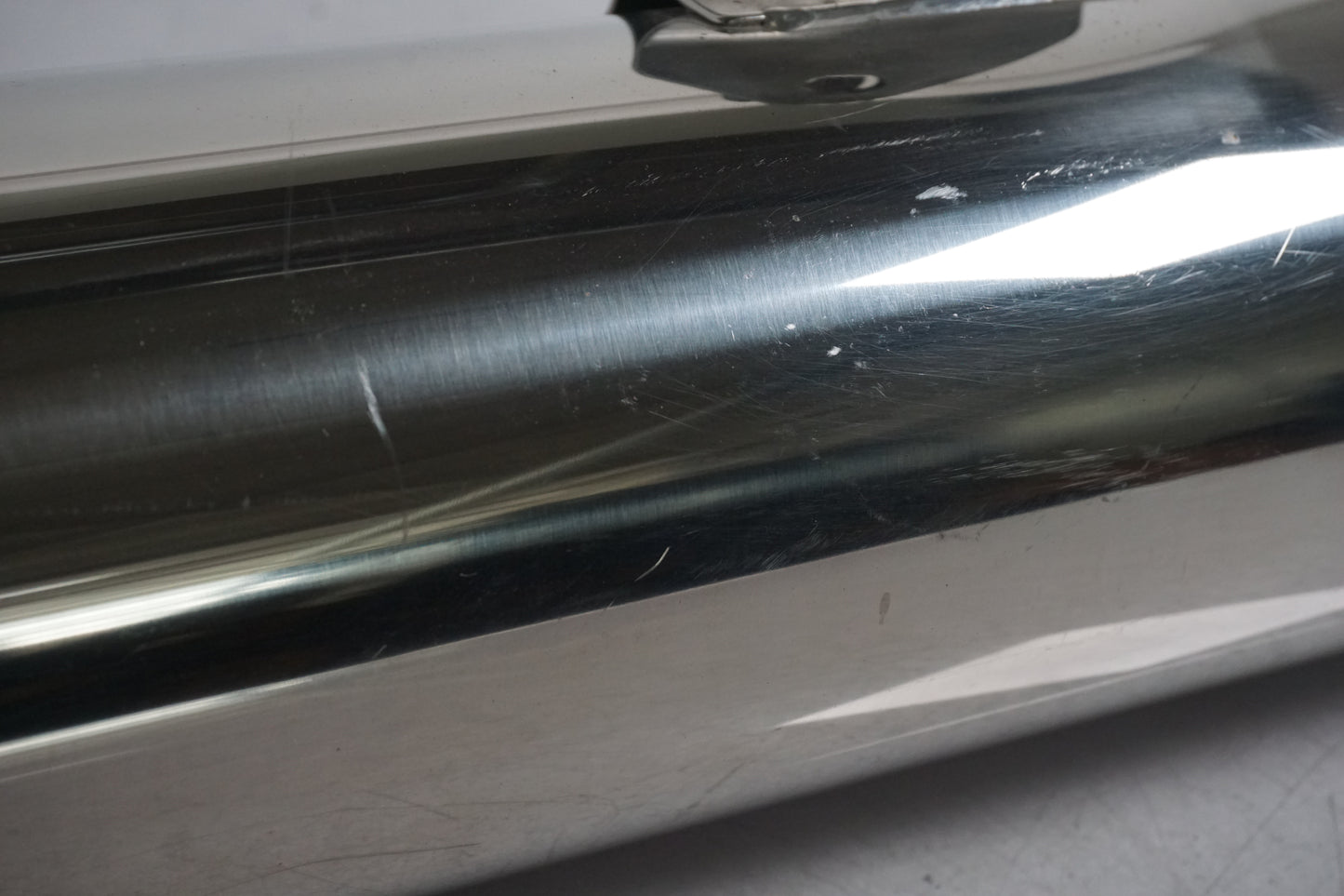 Snett uppifrån på Ljuddämpare från en Yamaha FJR 1300 -2013 motorcykel.