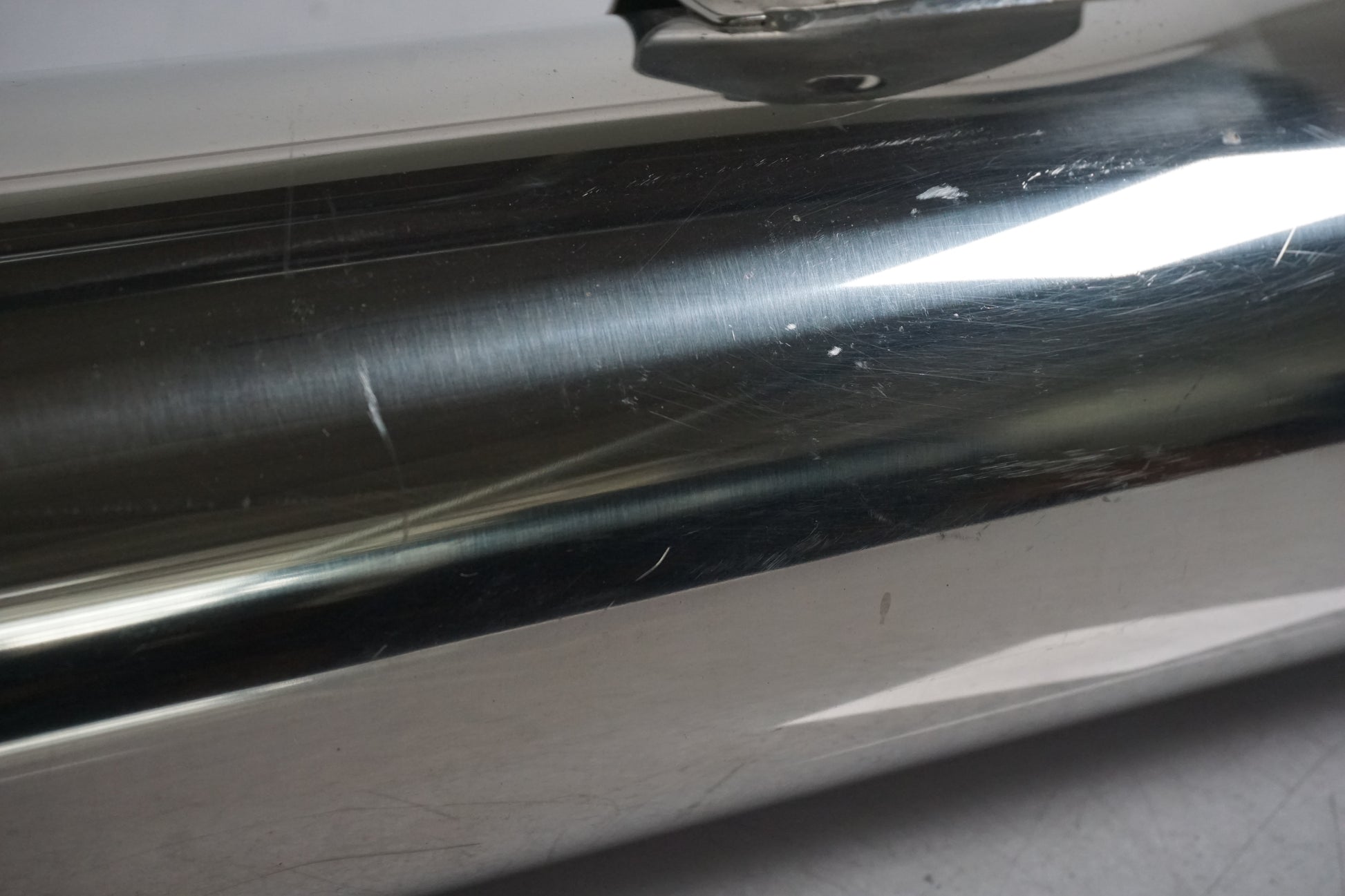 Snett uppifrån på Ljuddämpare från en Yamaha FJR 1300 -2013 motorcykel.