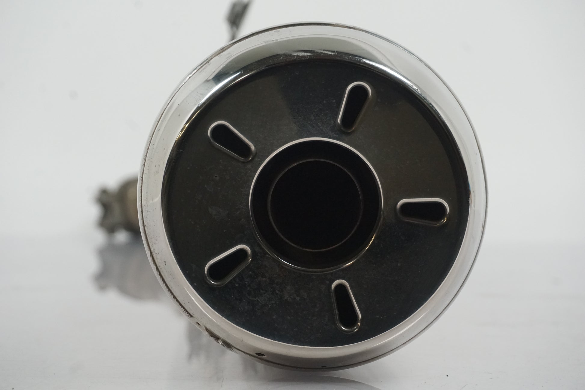 Snett nerifrån på Ljuddämpare från en Yamaha FJR 1300 -2013 motorcykel.