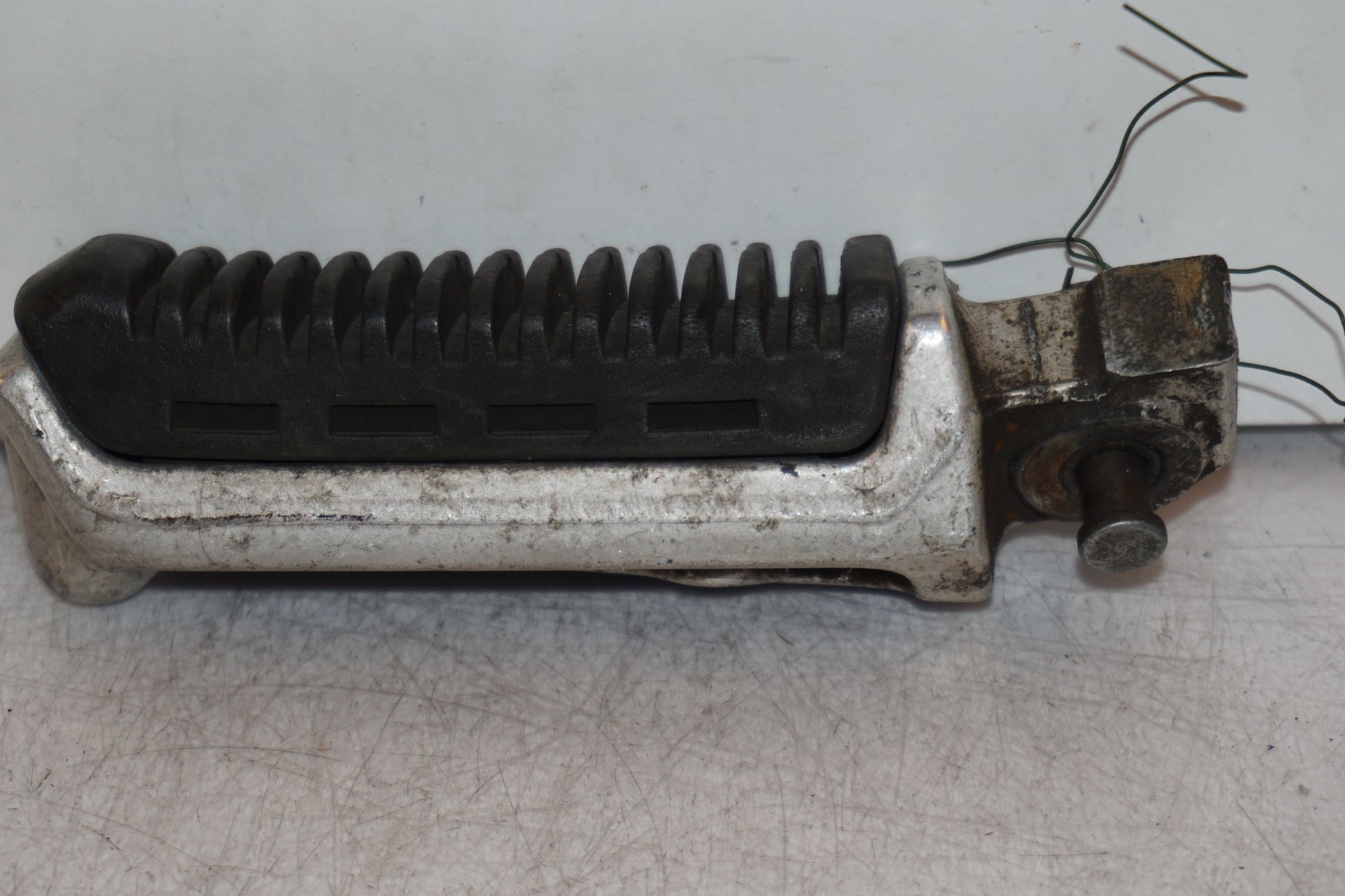 Baksidan på Fotpinne från en Suzuki GSX 1100 EF -1984 motorcykel.