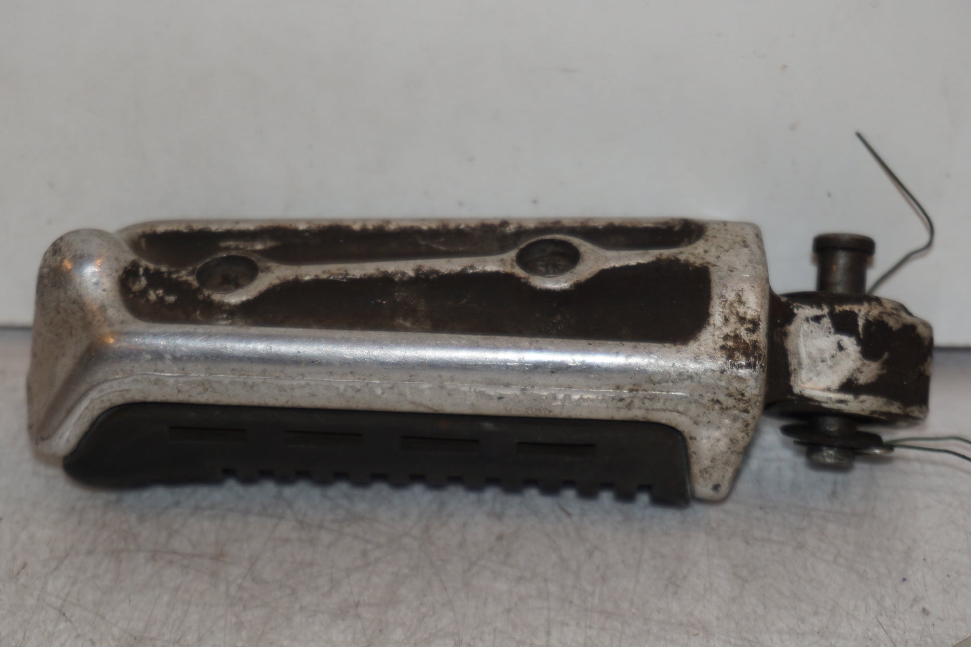 Vänster sida på Fotpinne från en Suzuki GSX 1100 EF -1984 motorcykel.