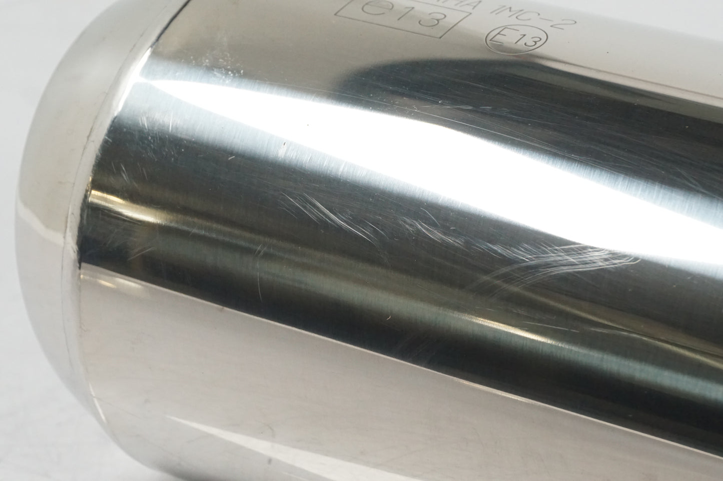 Snett nerifrån på Ljuddämpare från en Yamaha FJR 1300 -2015 motorcykel.