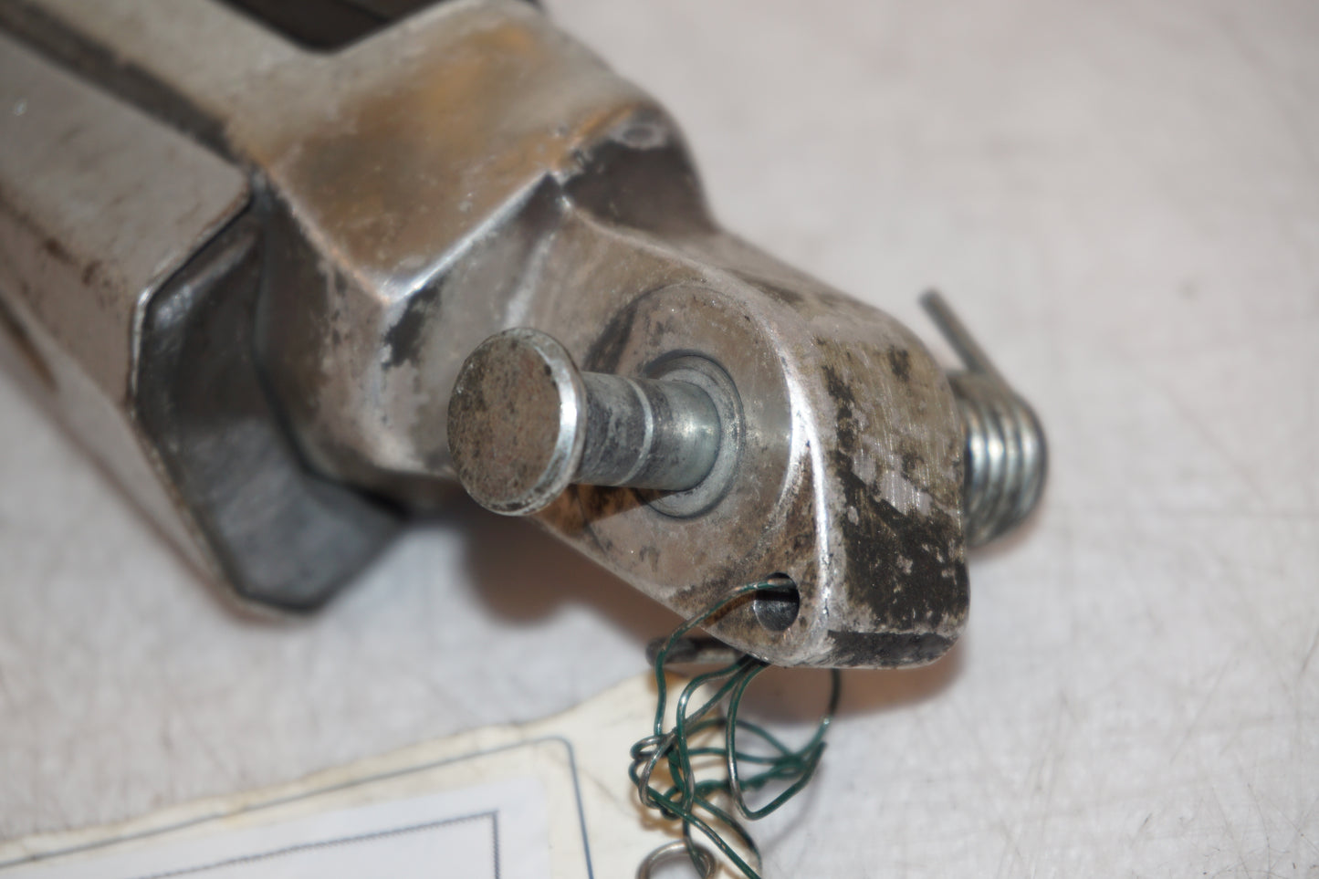 Snett nerifrån på Fotpinne från en Suzuki GSX 1100 F -1991 motorcykel.