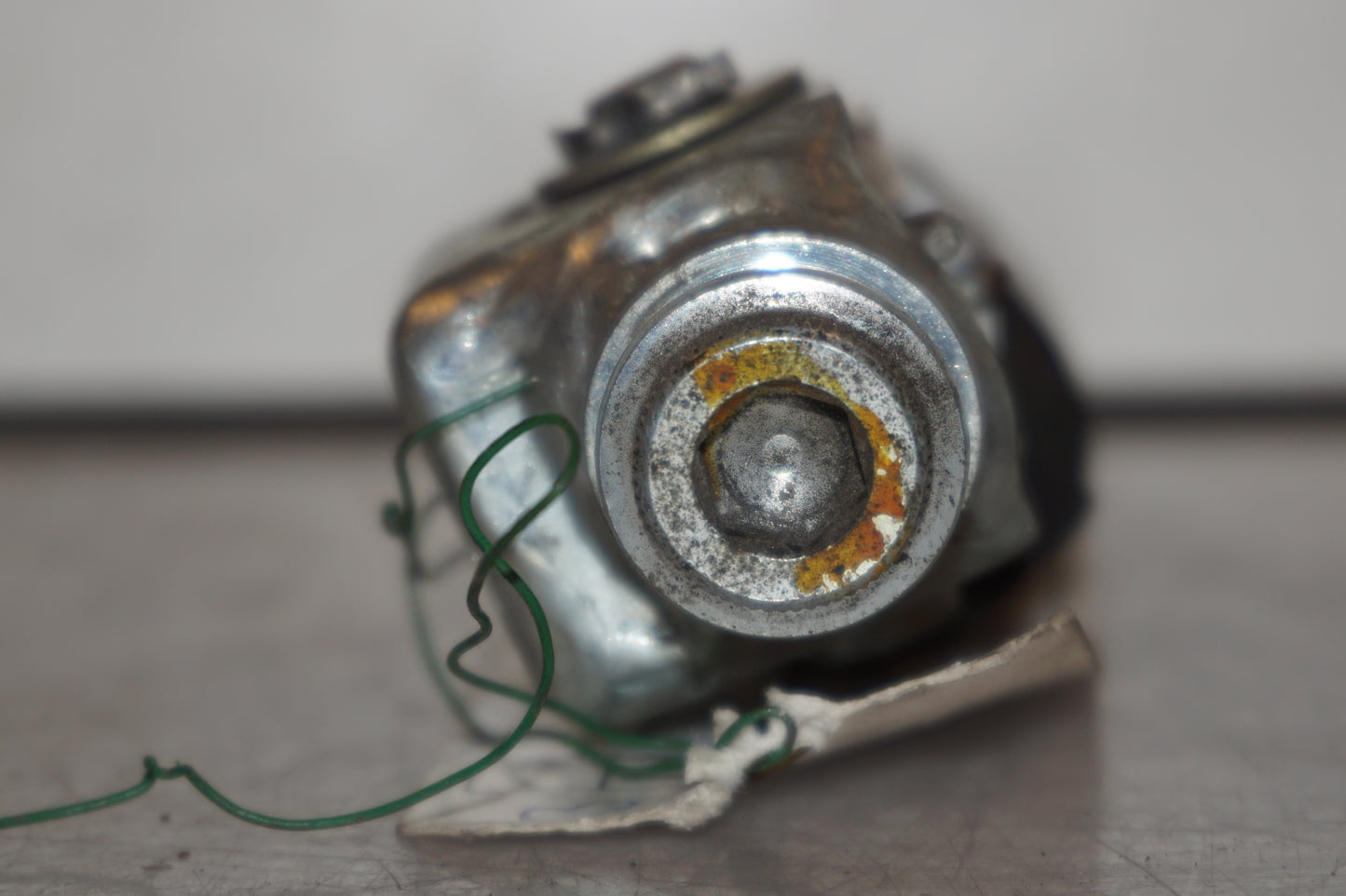 Snett nerifrån på Fotpinne från en Suzuki GSX-R 1100 -1993 motorcykel.