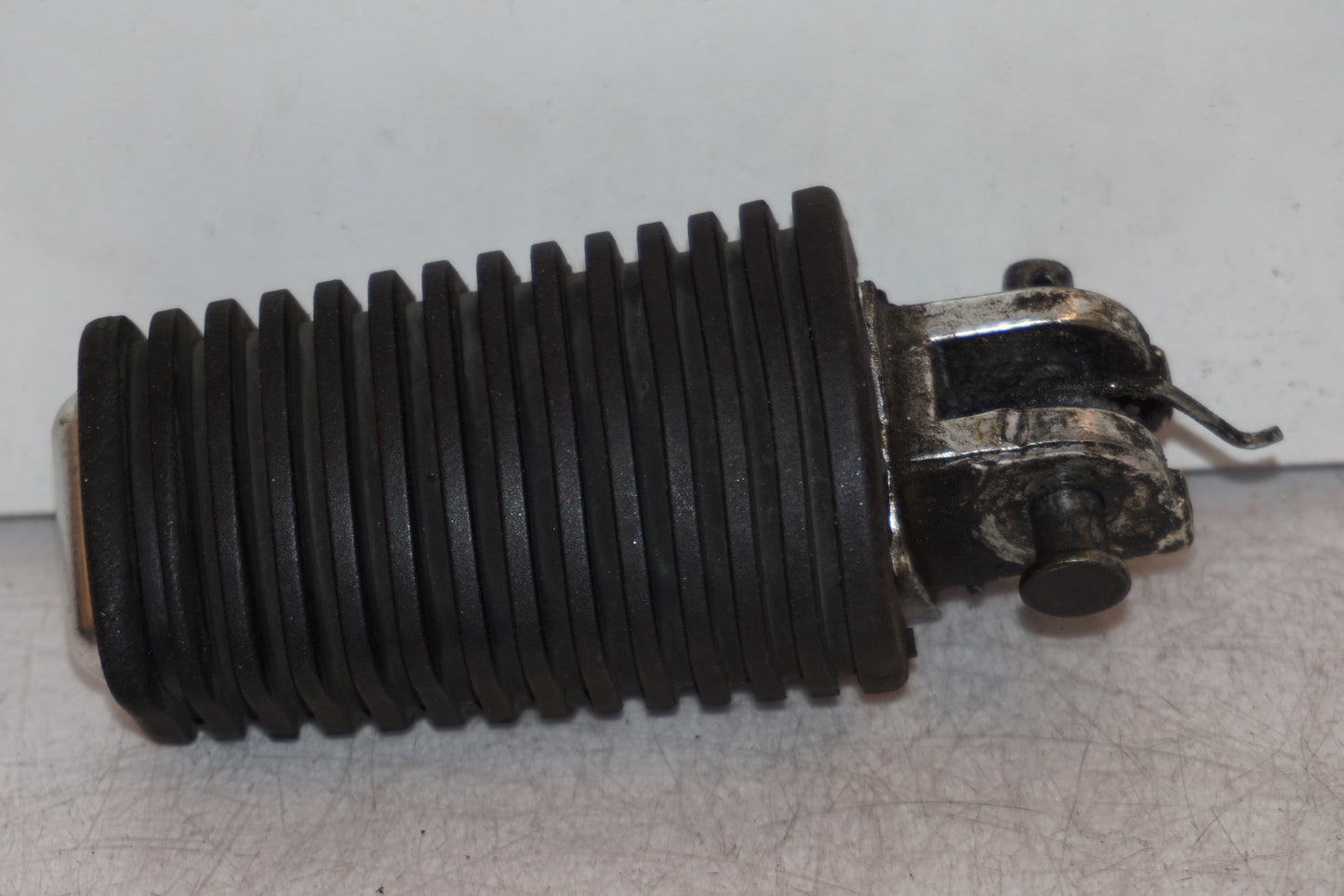 Framsidan på Fotpinne från en Suzuki VL 800 -2004 motorcykel.