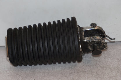 Framsidan på Fotpinne från en Suzuki VL 800 -2004 motorcykel.