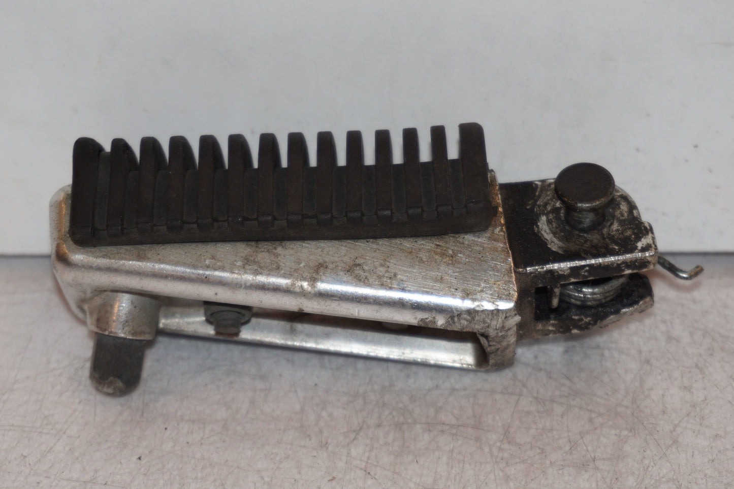 Baksidan på Fotpinne från en Suzuki VL 800 -2004 motorcykel.