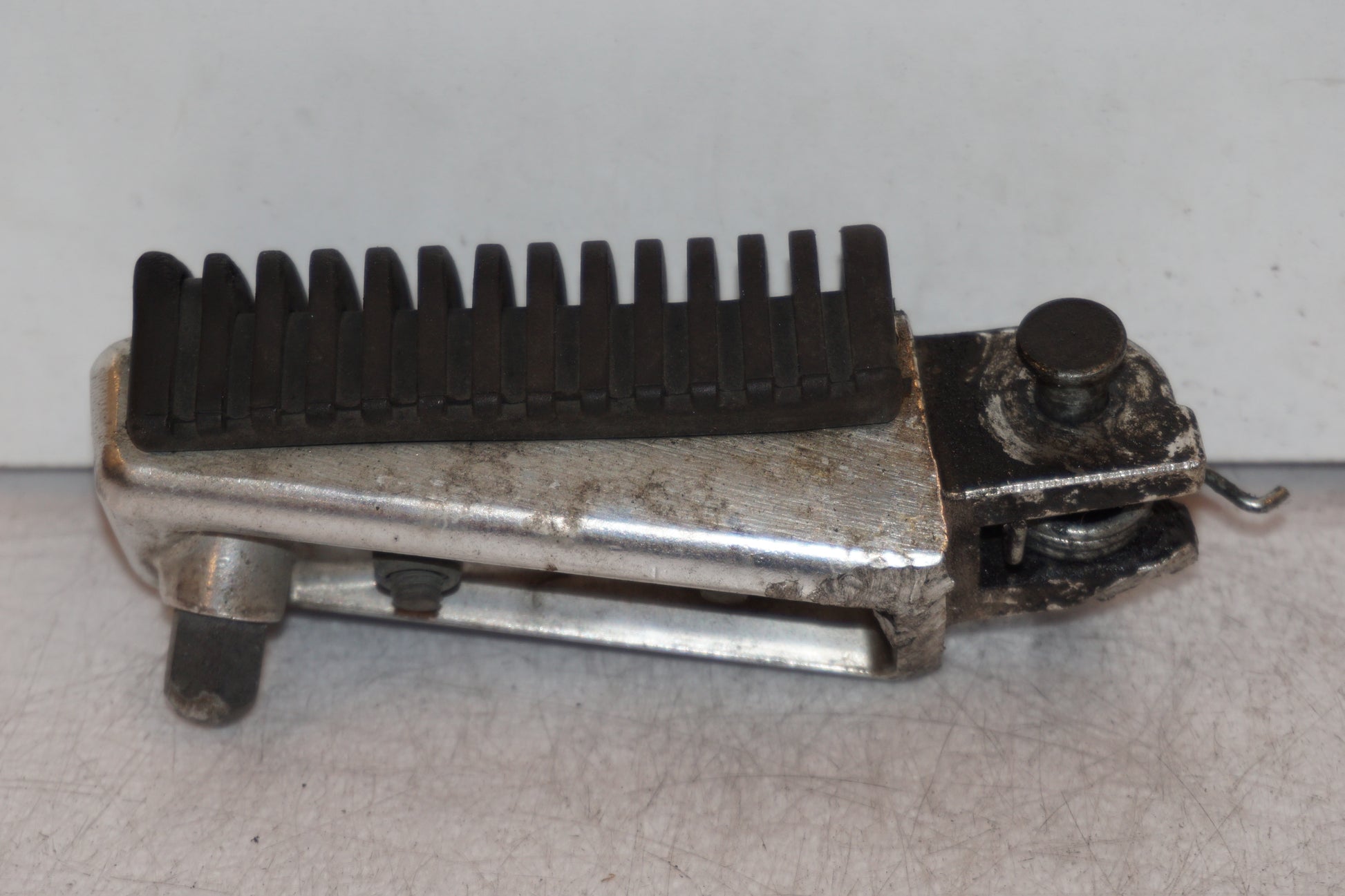 Baksidan på Fotpinne från en Suzuki VL 800 -2004 motorcykel.