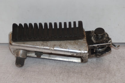 Baksidan på Fotpinne från en Suzuki VL 800 -2004 motorcykel.