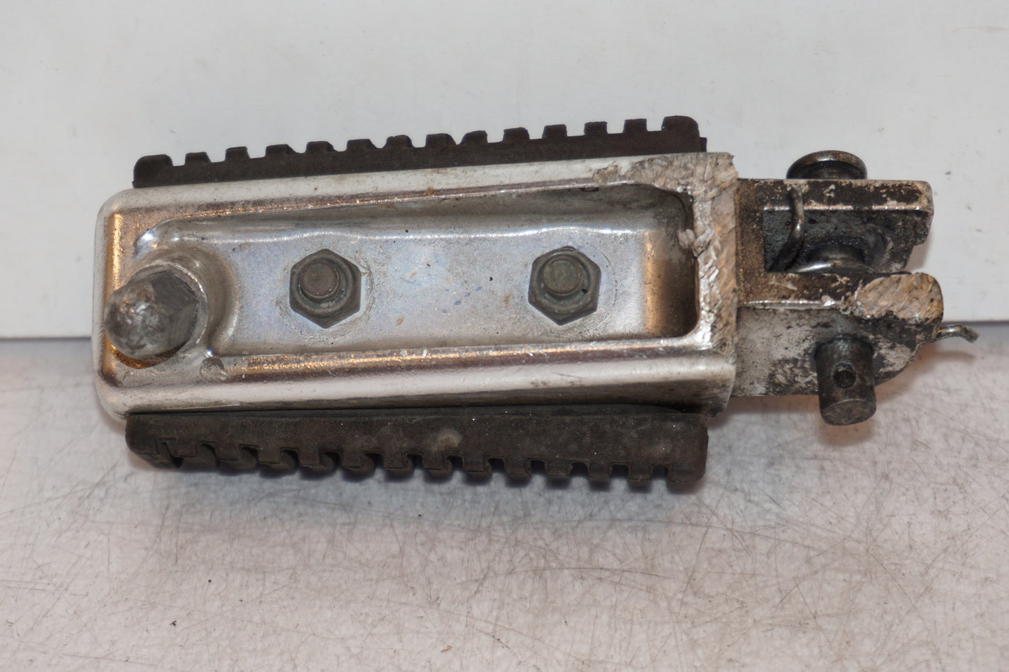 Höger sida på Fotpinne från en Suzuki VL 800 -2004 motorcykel.