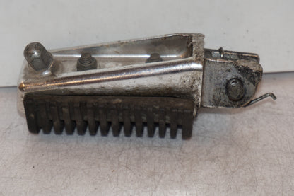 Vänster sida på Fotpinne från en Suzuki VL 800 -2004 motorcykel.