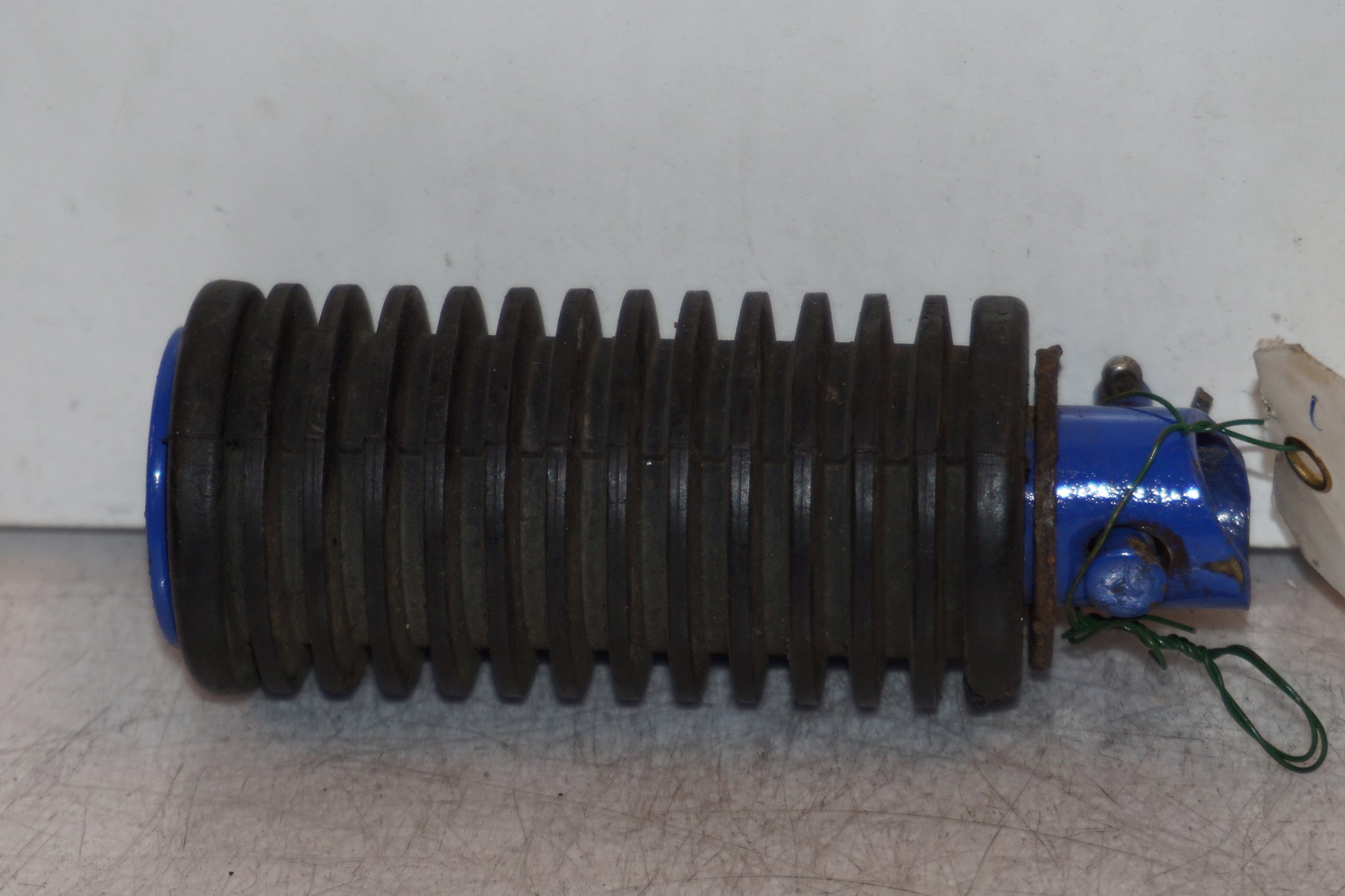 Framsidan på Fotpinne från en Suzuki DR 750 S -1988 motorcykel.