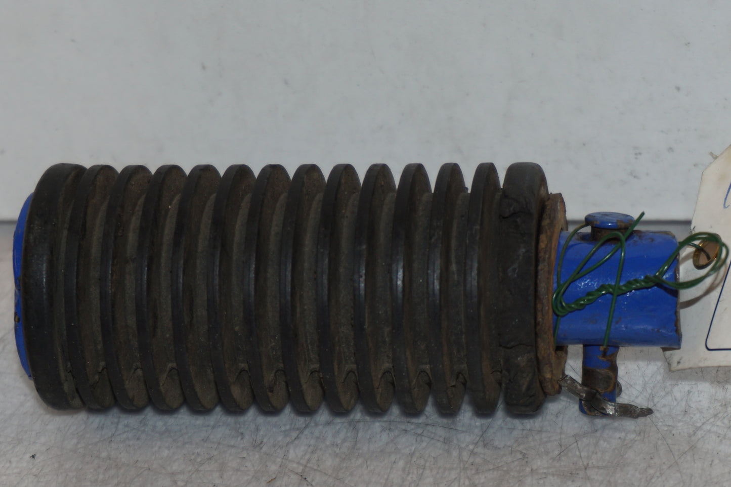 Baksidan på Fotpinne från en Suzuki DR 750 S -1988 motorcykel.