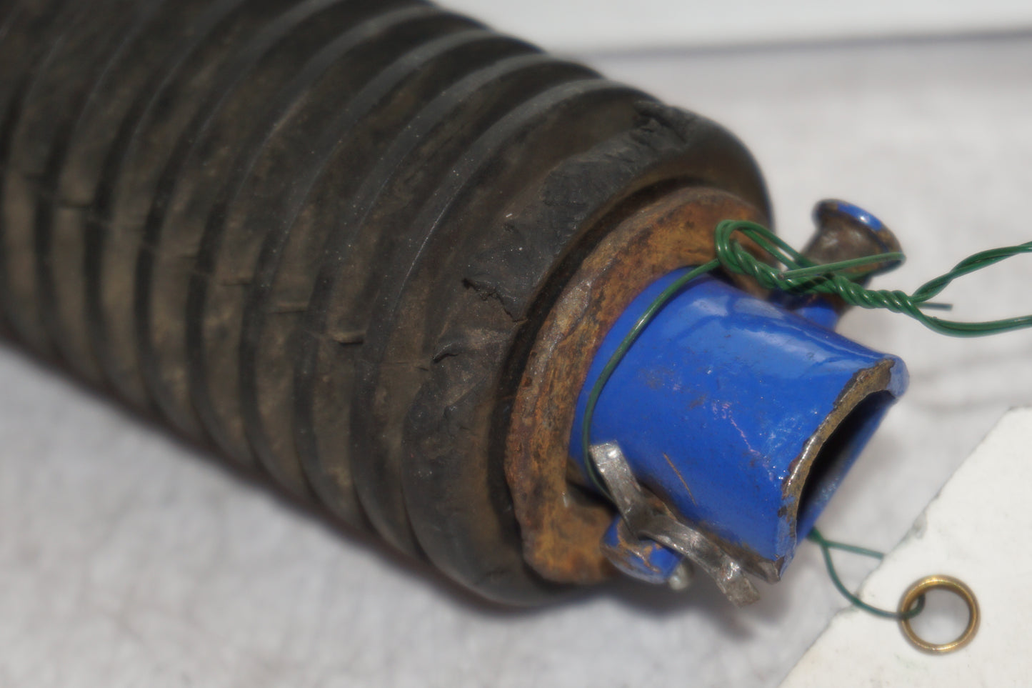 Vänster sida på Fotpinne från en Suzuki DR 750 S -1988 motorcykel.