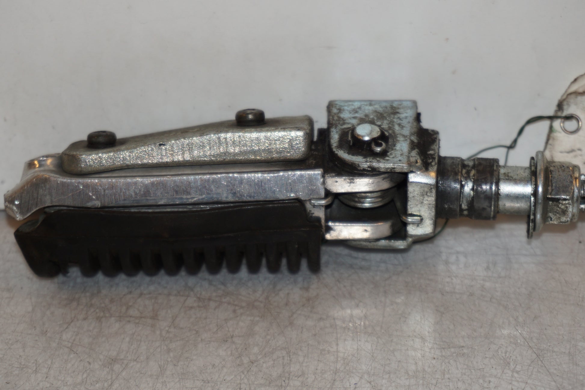 Höger sida på Fotpinne från en Suzuki RF 900 R -1998 motorcykel.