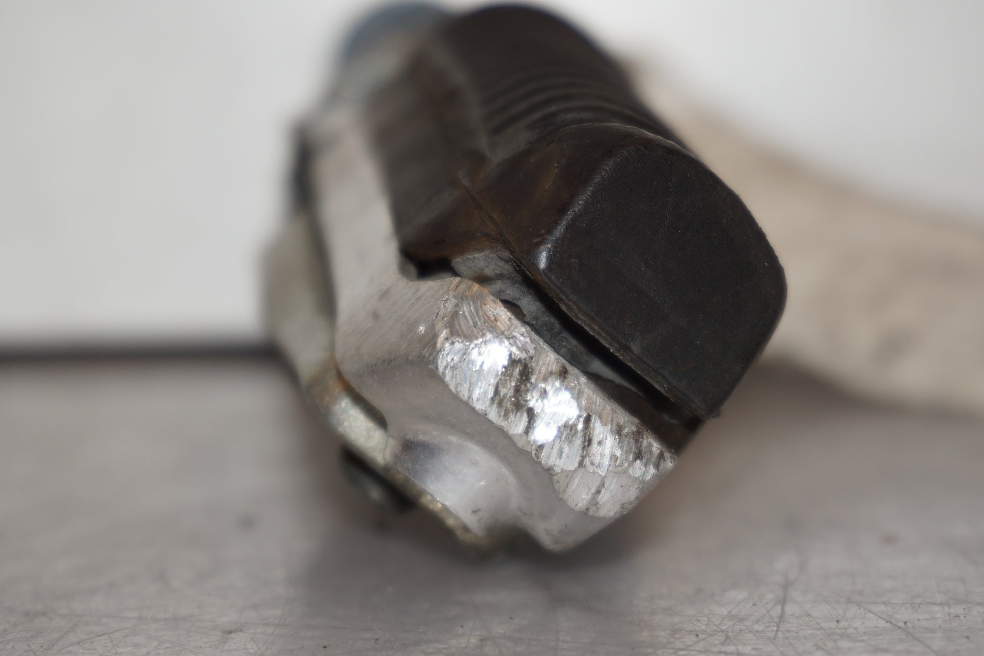 Snett uppifrån på Fotpinne från en Suzuki RF 900 R -1998 motorcykel.