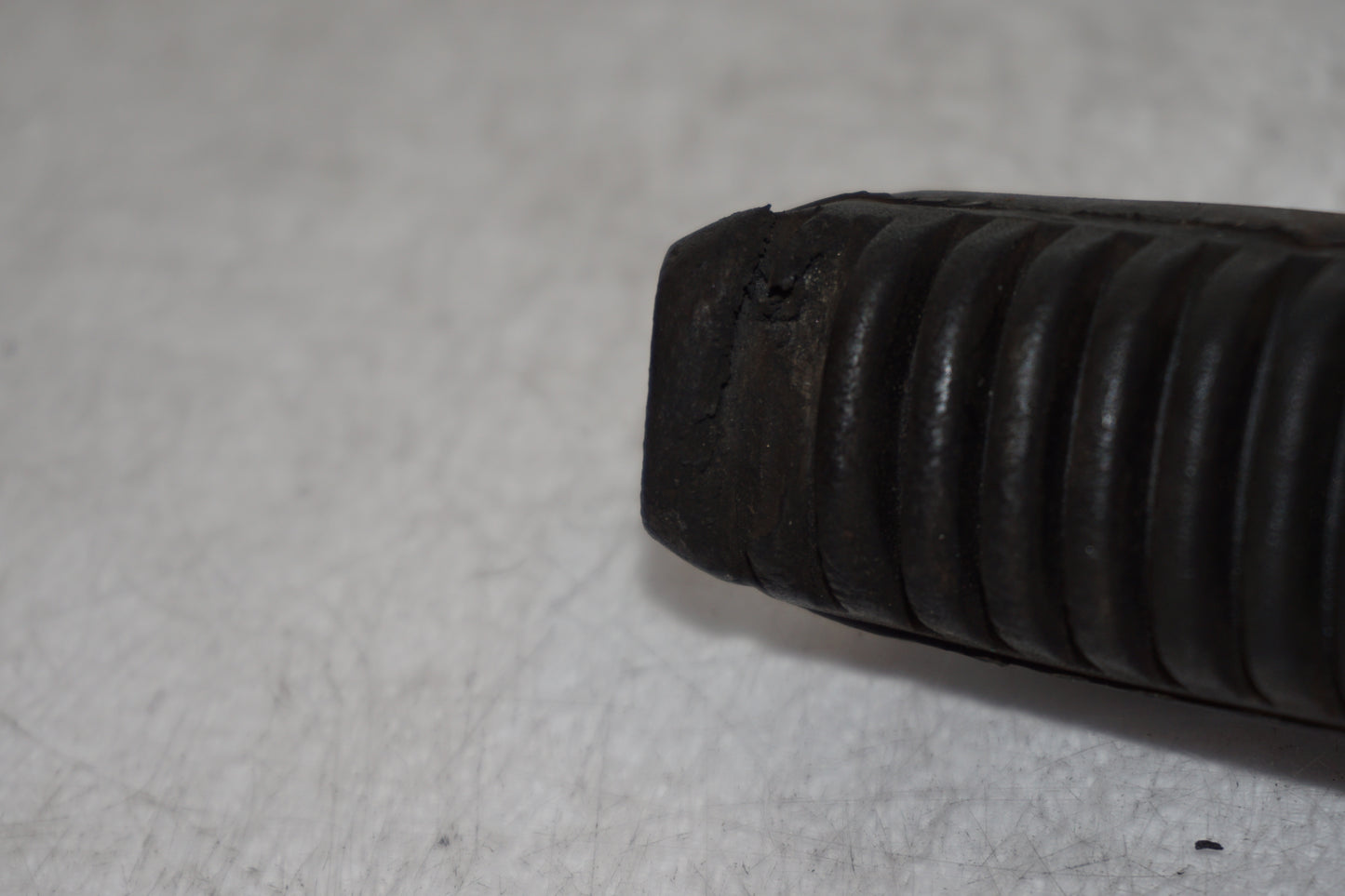 Snett nerifrån på Fotpinne från en Suzuki RF 900 R -1998 motorcykel.