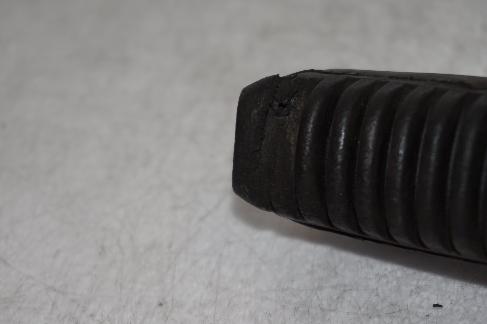 Snett nerifrån på Fotpinne från en Suzuki RF 900 R -1998 motorcykel.