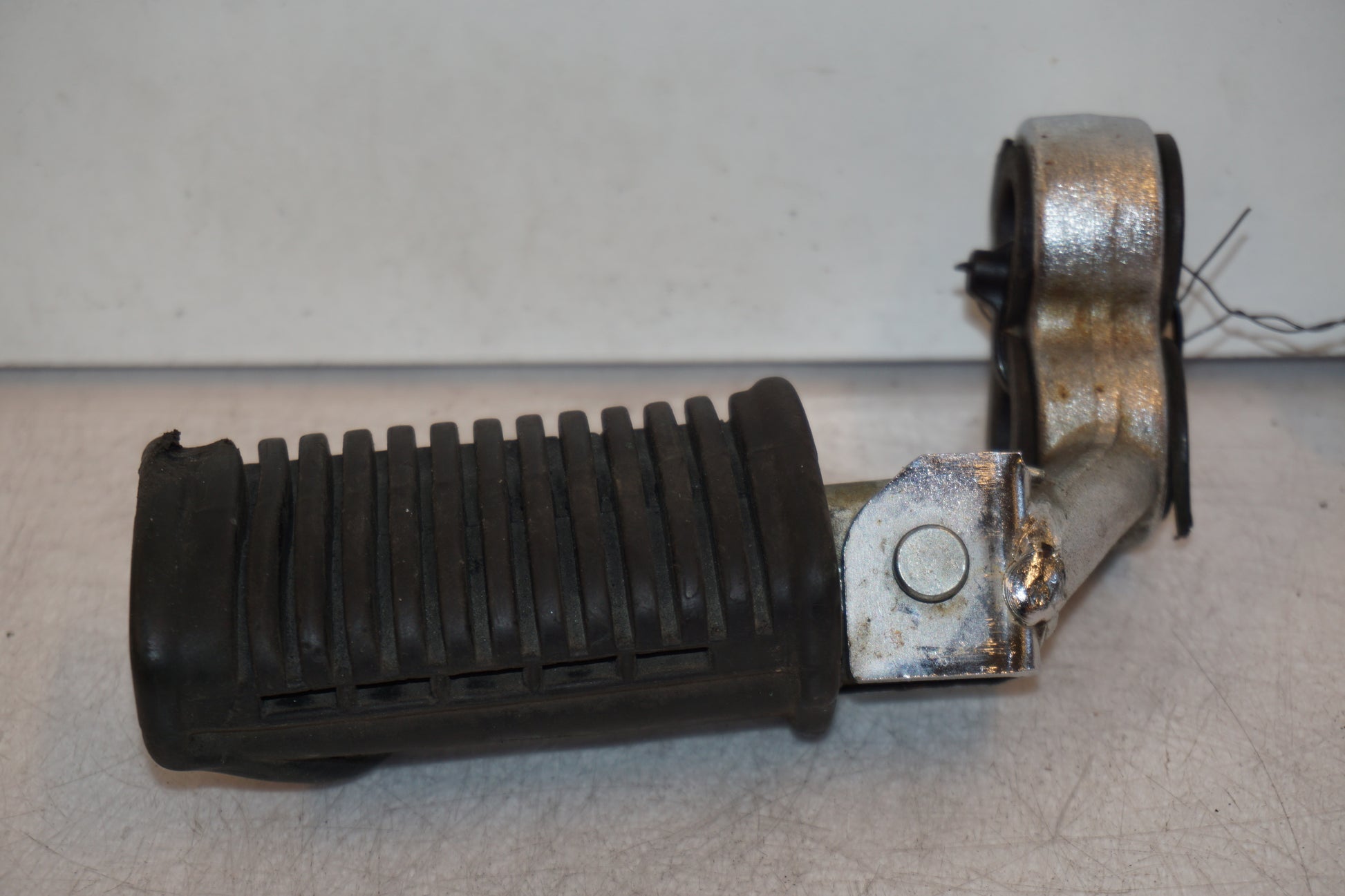 Framsidan på Fotpinne från en Suzuki GS 850 G -1982 motorcykel.