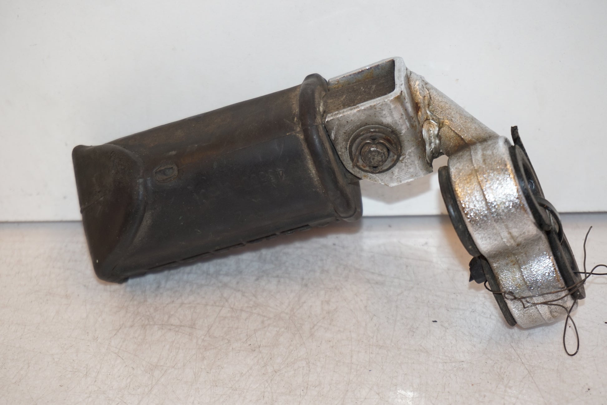 Baksidan på Fotpinne från en Suzuki GS 850 G -1982 motorcykel.