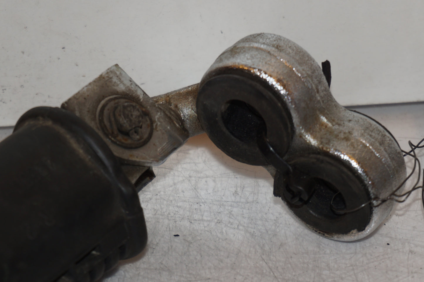 Vänster sida på Fotpinne från en Suzuki GS 850 G -1982 motorcykel.