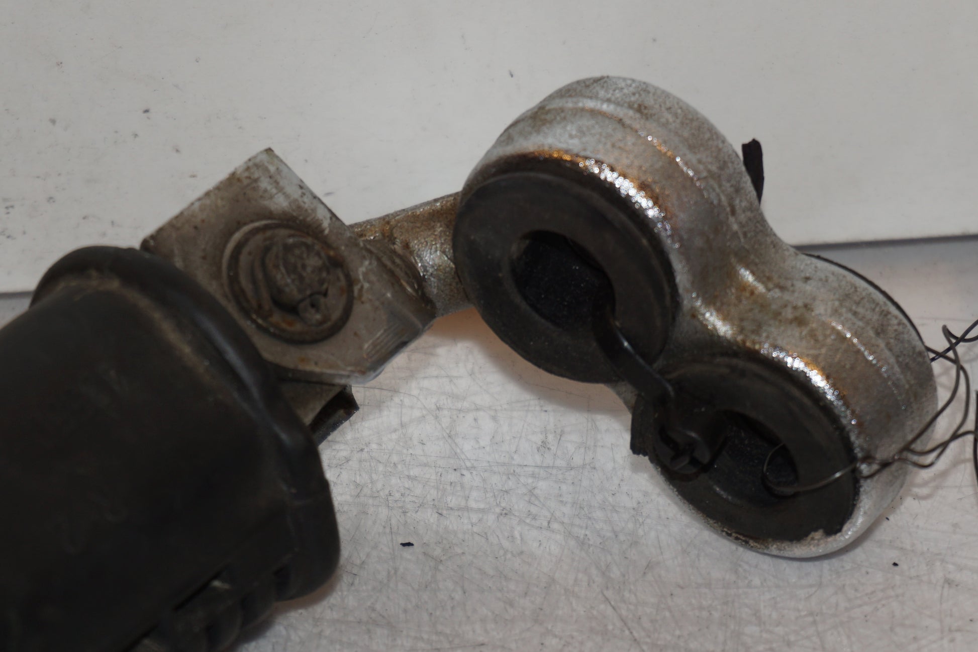 Vänster sida på Fotpinne från en Suzuki GS 850 G -1982 motorcykel.