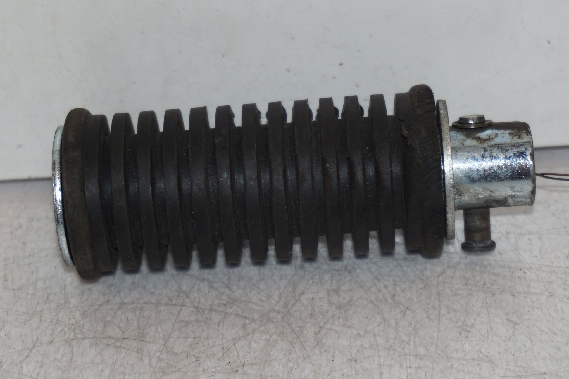 Framsidan på Fotpinne från en Suzuki VL 800 -2003 motorcykel.