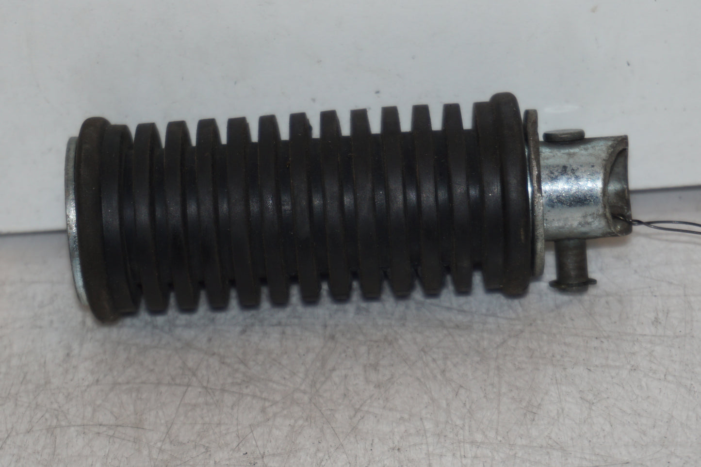 Baksidan på Fotpinne från en Suzuki VL 800 -2003 motorcykel.