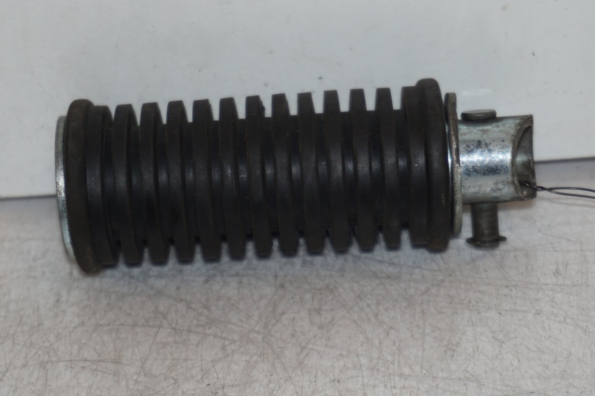 Baksidan på Fotpinne från en Suzuki VL 800 -2003 motorcykel.