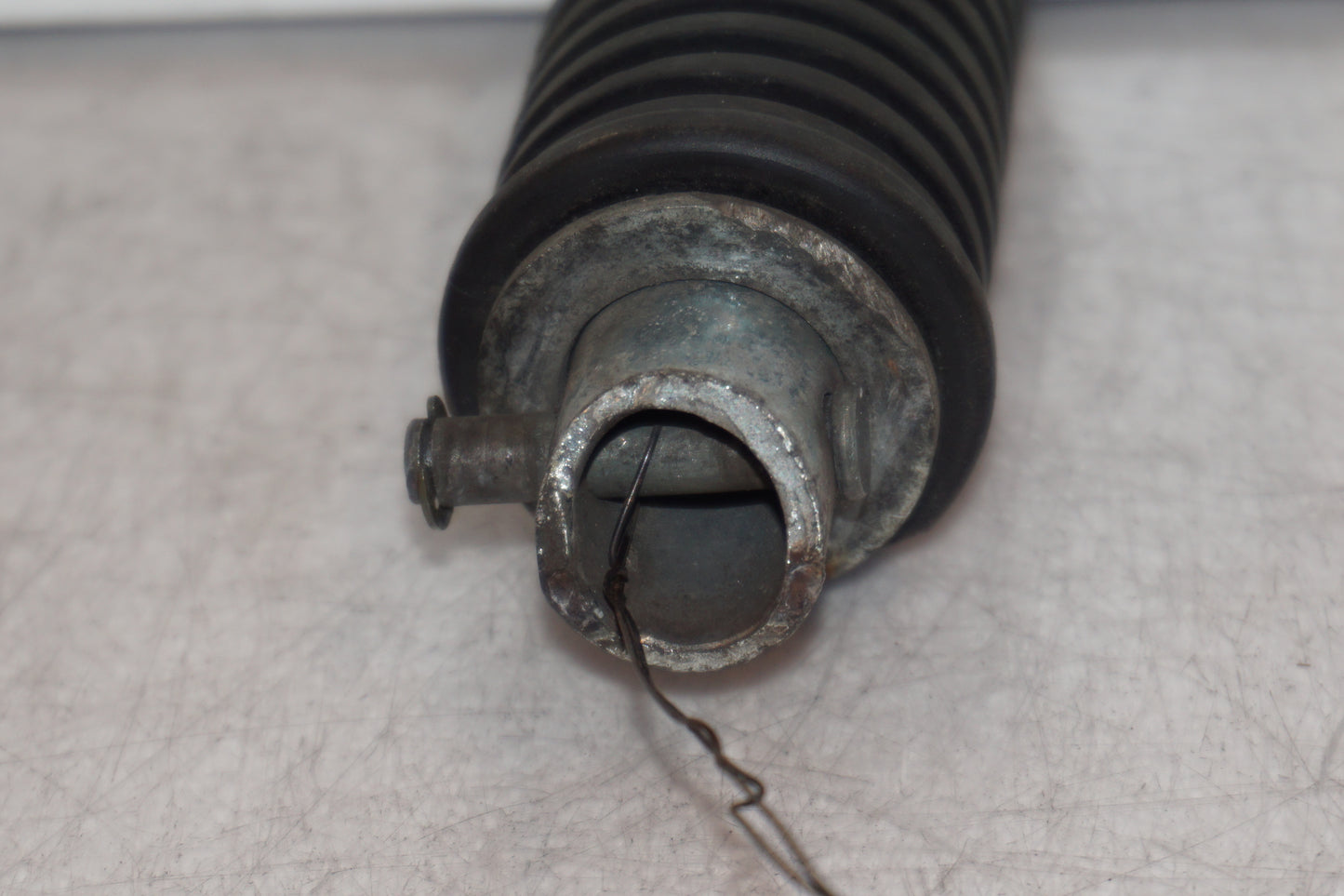 Vänster sida på Fotpinne från en Suzuki VL 800 -2003 motorcykel.