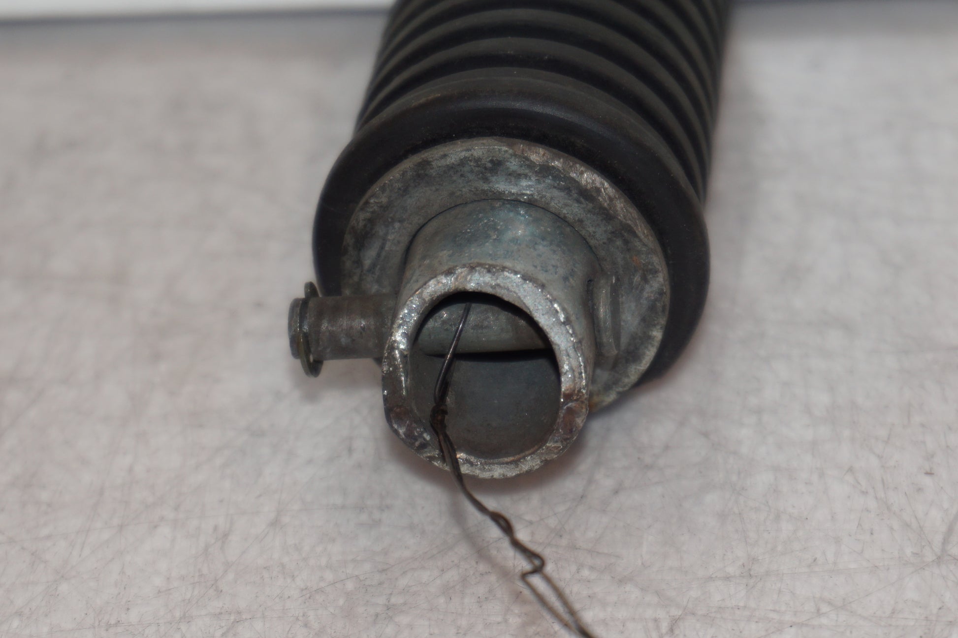 Vänster sida på Fotpinne från en Suzuki VL 800 -2003 motorcykel.