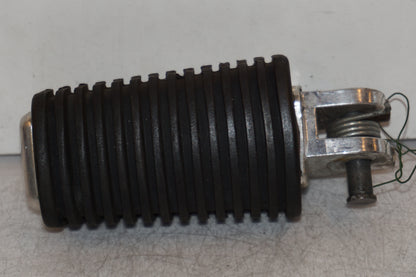 Framsidan på Fotpinne från en Suzuki VL 800 -2003 motorcykel.