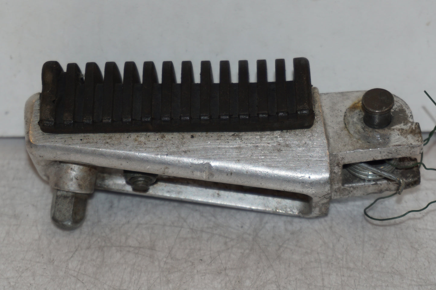 Baksidan på Fotpinne från en Suzuki VL 800 -2003 motorcykel.