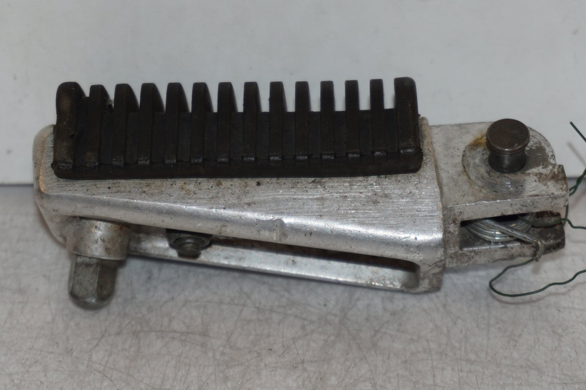 Baksidan på Fotpinne från en Suzuki VL 800 -2003 motorcykel.