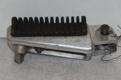 Baksidan på Fotpinne från en Suzuki VL 800 -2003 motorcykel.