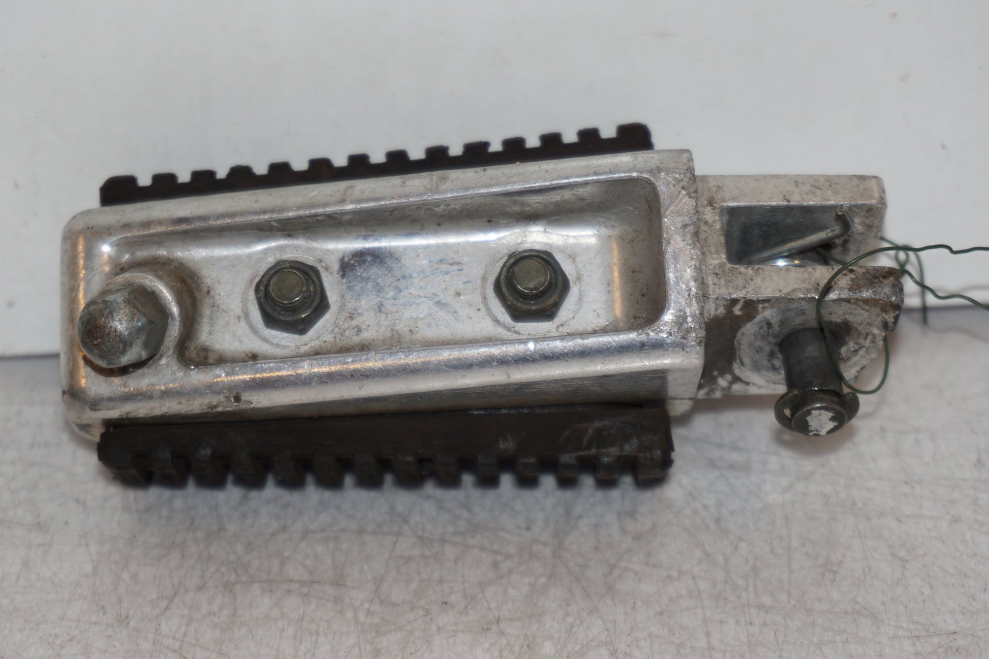 Höger sida på Fotpinne från en Suzuki VL 800 -2003 motorcykel.