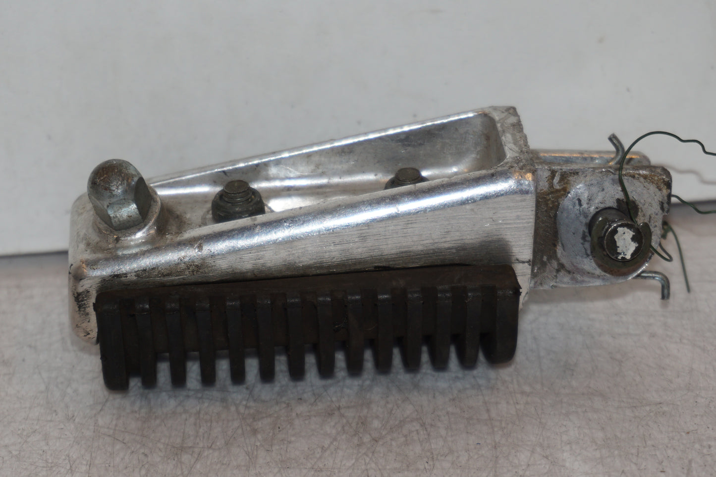 Vänster sida på Fotpinne från en Suzuki VL 800 -2003 motorcykel.