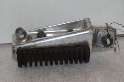 Vänster sida på Fotpinne från en Suzuki VL 800 -2003 motorcykel.