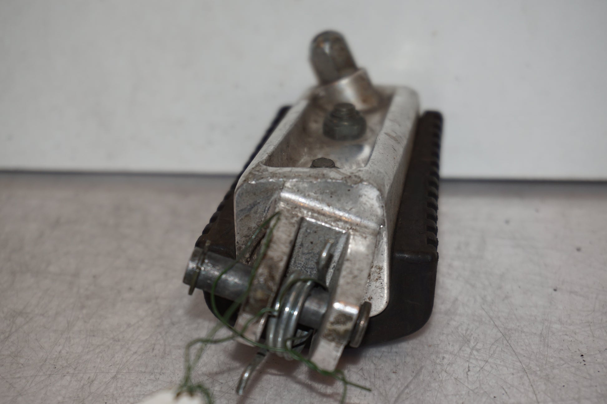 Snett nerifrån på Fotpinne från en Suzuki VL 800 -2003 motorcykel.