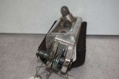 Snett nerifrån på Fotpinne från en Suzuki VL 800 -2003 motorcykel.