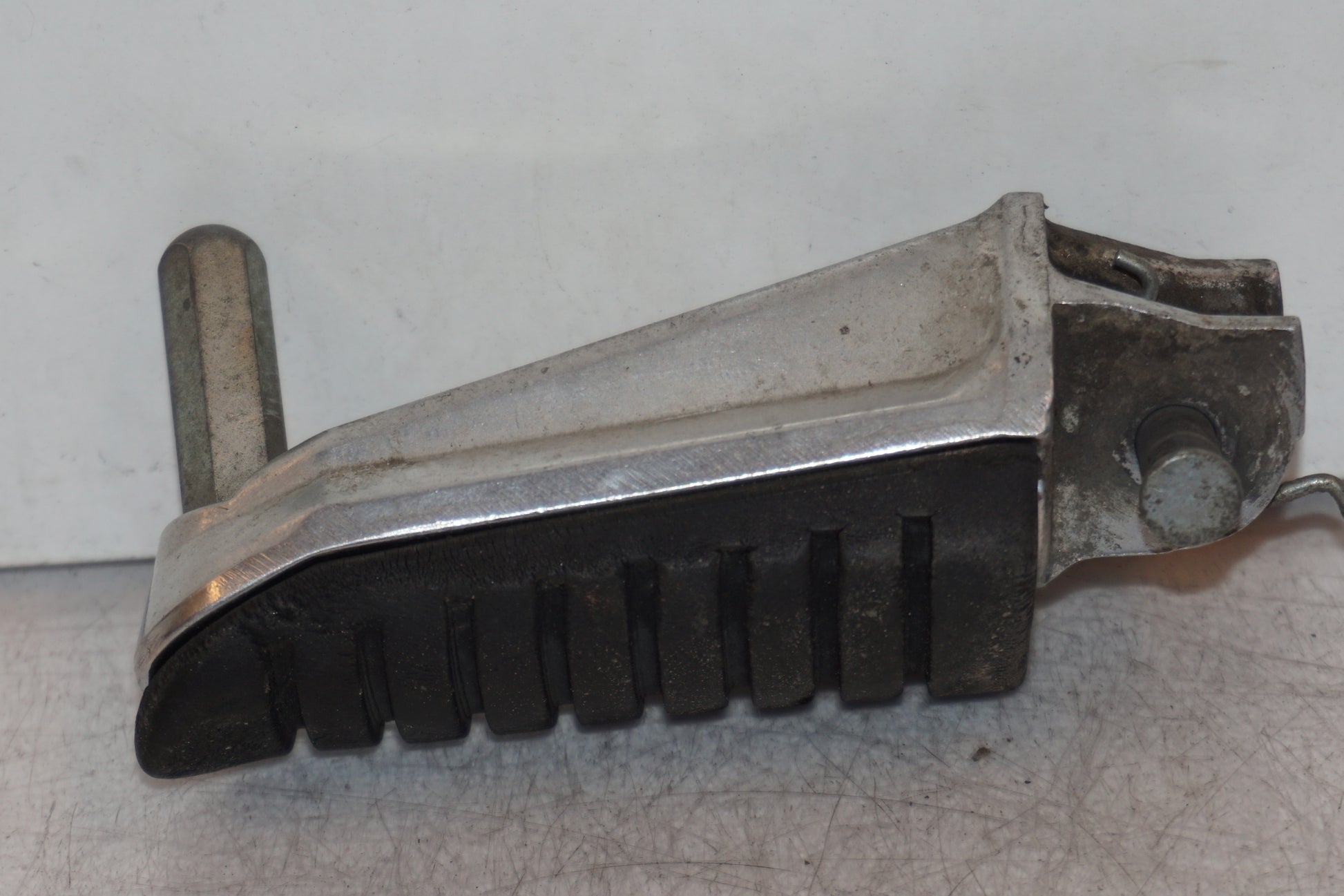 Vänster sida på Fotpinne från en Suzuki DL 1000 -2004 motorcykel.