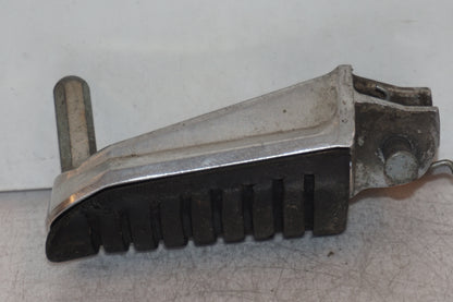 Vänster sida på Fotpinne från en Suzuki DL 1000 -2004 motorcykel.